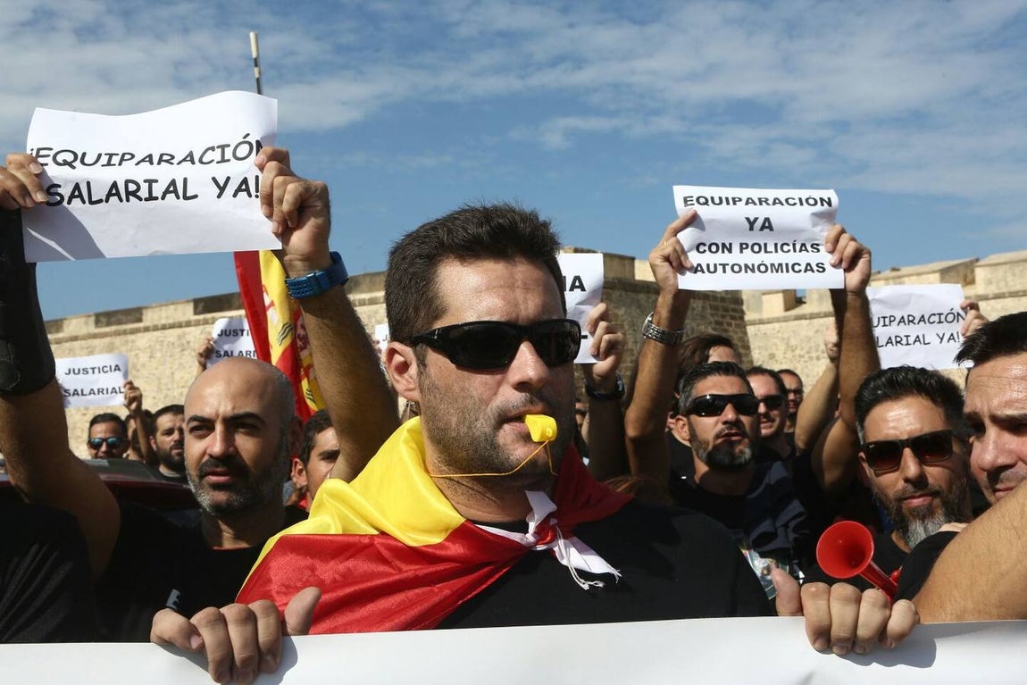Policías y guardias civiles se manifiestan por un salario «justo»