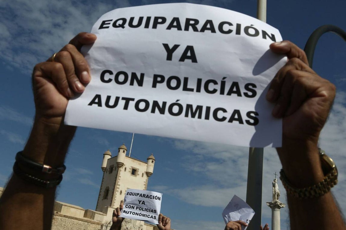 Policías y guardias civiles se manifiestan por un salario «justo»