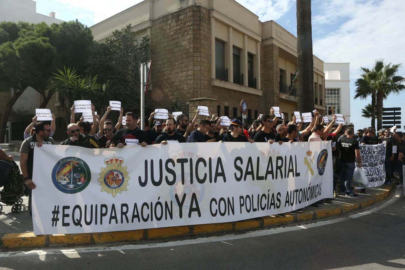 Policías y guardias civiles se manifiestan por un salario «justo»