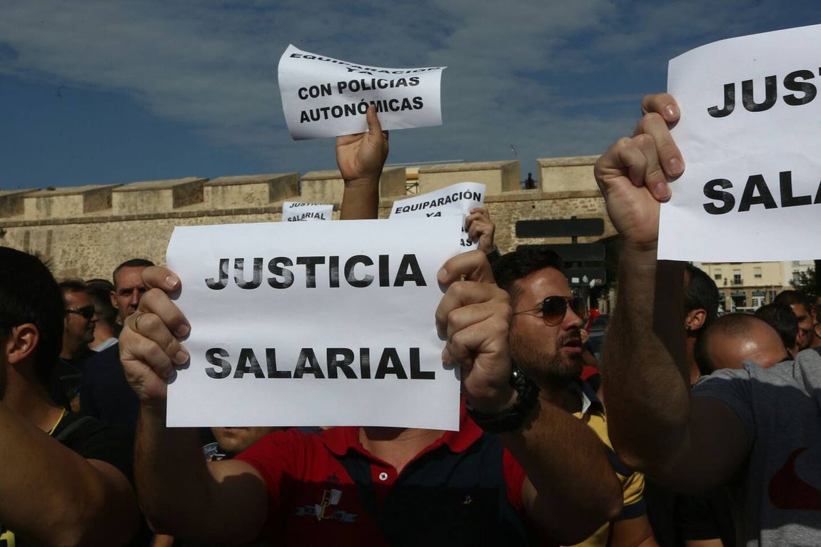 Policías y guardias civiles se manifiestan por un salario «justo»