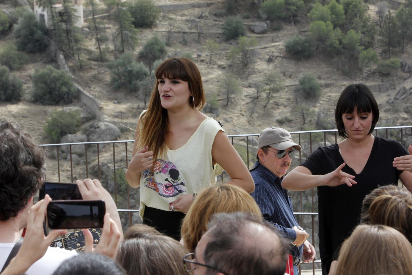 El concierto sorpresa de Rozalén en una plaza de Toledo