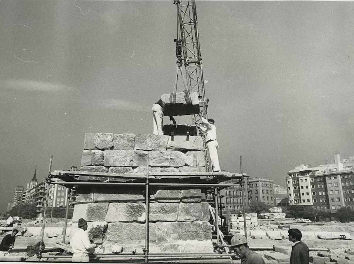7. Enero 1971. Basamento. Se levantó una base de piedra para aislar las losas originales del suelo.