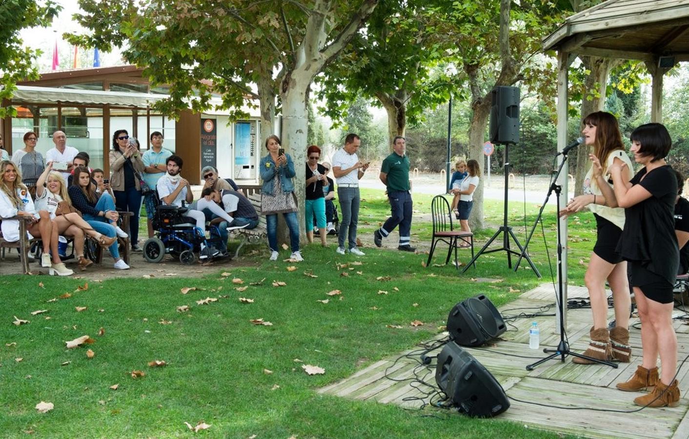 La cantante albaceteña también visitó a los pacientes del Hospital Nacional de Parapléjicos. 