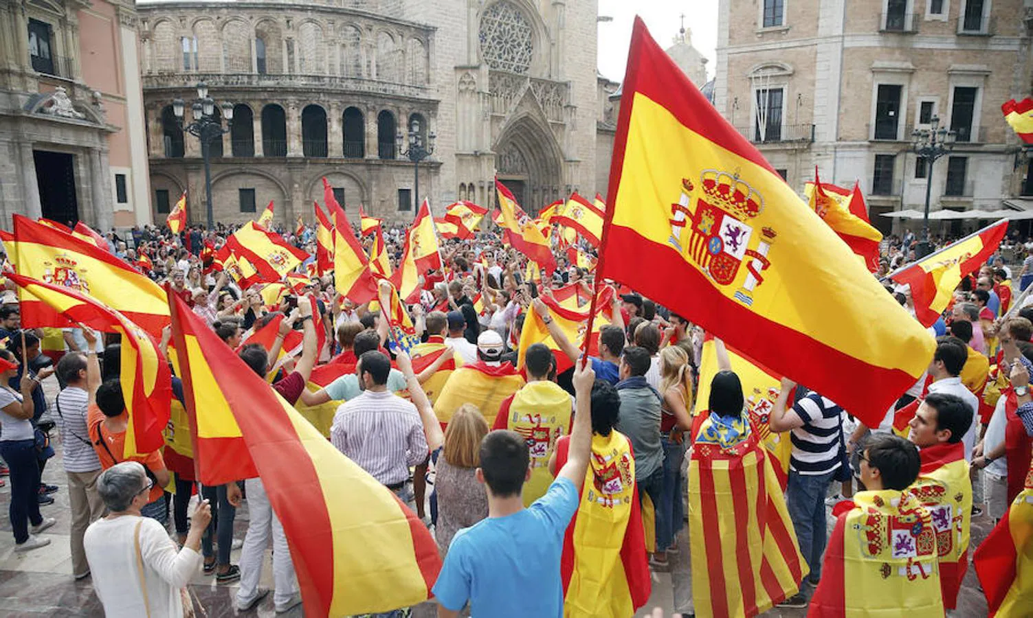 Cientos de personas se han concentrado hoy en la plaza de la Virgen, luciendo banderas de España, para defender la unidad del país y contra el separatismo y han expresado con cánticos y gritos su rechazo al proceso independentista de Cataluña.. 