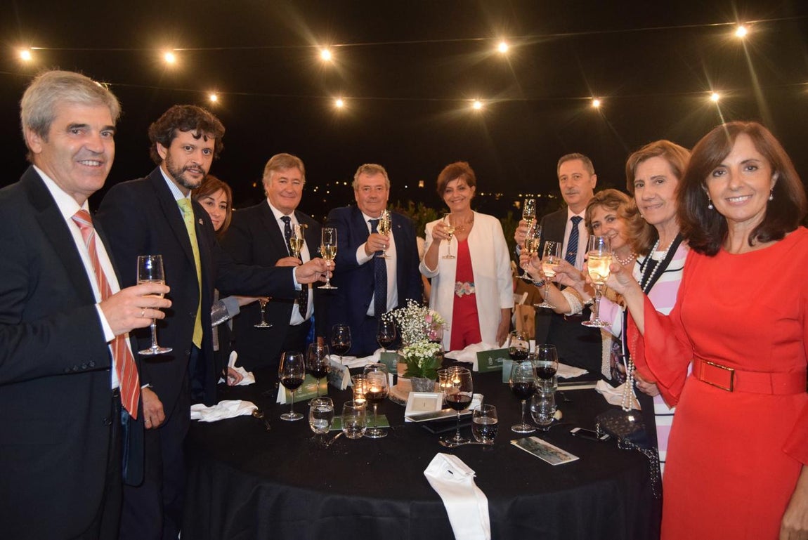 Brindis de autoridades. 