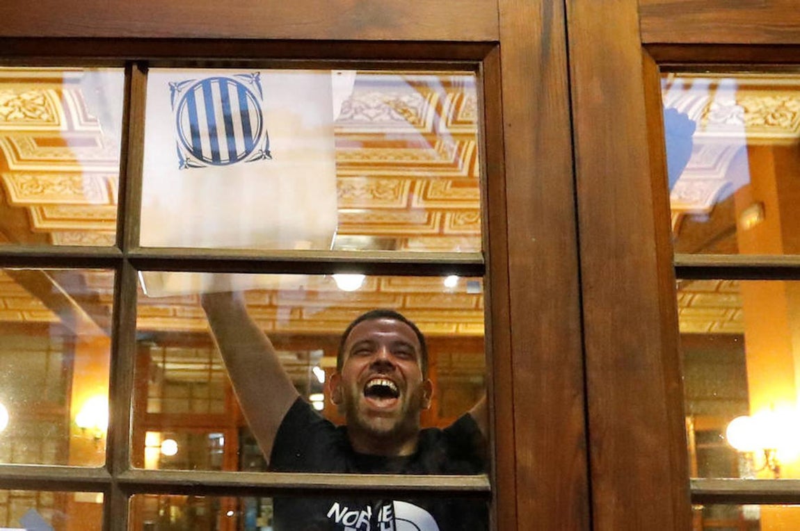 Un hombre con una urna en un puesto de votación. 