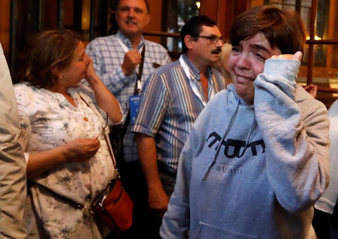 Personas en uno de los puestos de votación. 
