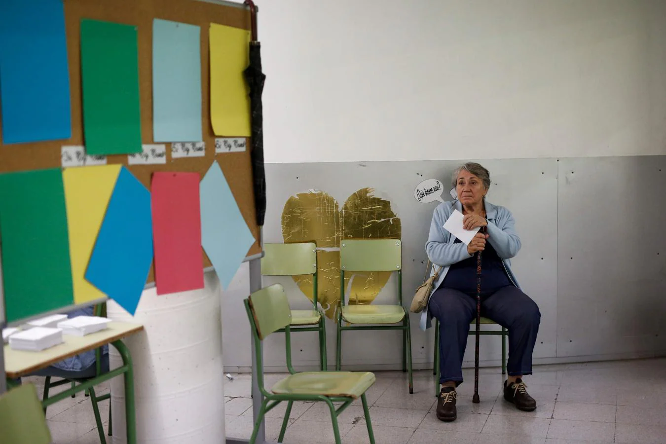 Una abuela, espera tranquilamente en un colegio de Barcelona, para depositar su voto en la urna. 