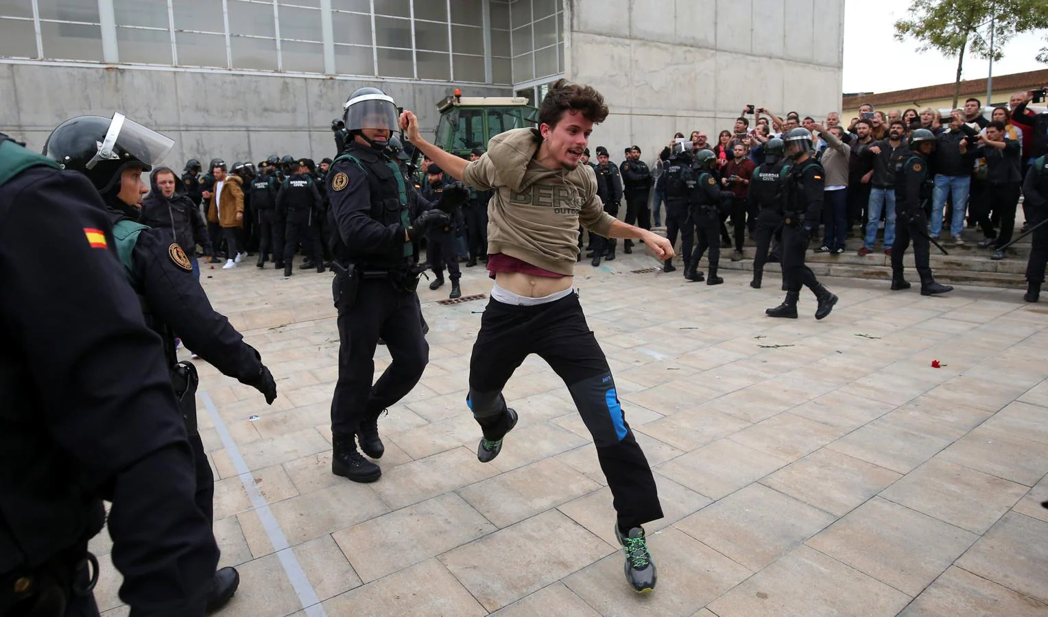 Un guardia civil aleja a un manifestantes del cordón policial, en Sant Julia de Ramis (Gerona). 