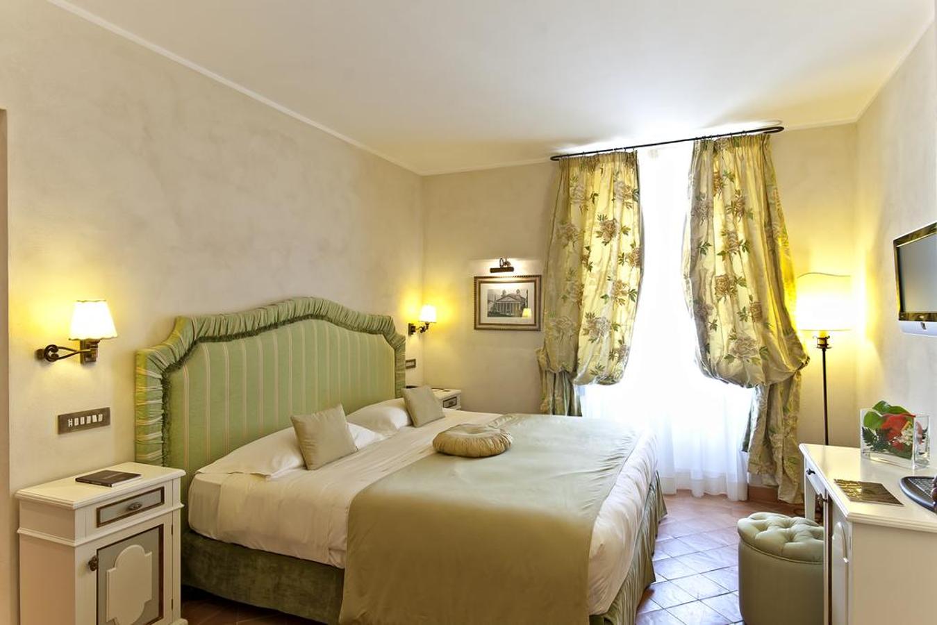 VOI Donna Camilla Savelli Hotel (Roma, Italia). Este <a href="https://www.booking.com/searchresults.es.html?aid=1371680;sid=ea02087844b11045d523d419d14cb4fb;city=-126693;expand_sb=1;highlighted_hotels=89847;hlrd=no_dates;keep_landing=1;redirected=1;source=hotel&amp;" target="_blank">increíble alojamiento</a> dispone de habitaciones elegantes, jardín privado y terraza con vistas a la Ciudad eterna.