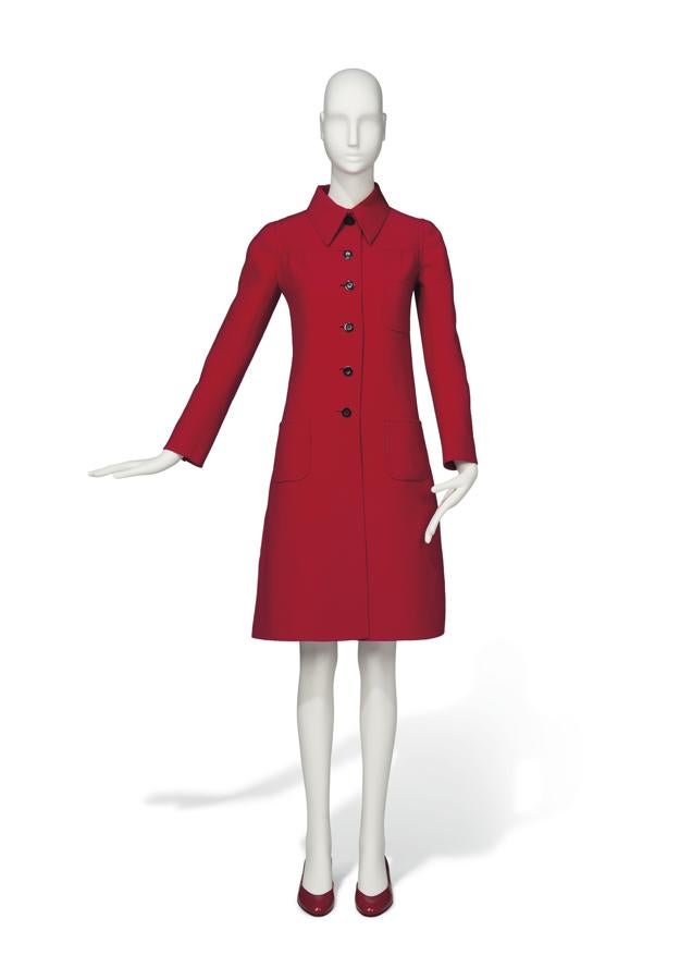 Valentino, 1971. Este elegante abrigo rojo alcanzó las 8.750 libras