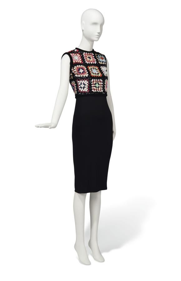Valentino, 1970. Un original diseño del modisto de crochet y terciopelo negro, se adjudicó por 8.125 libras