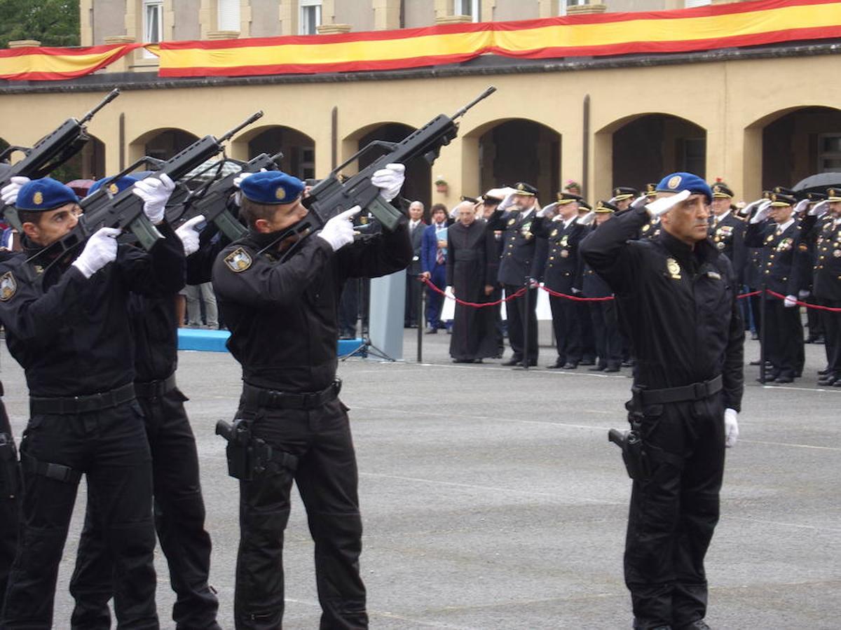 En imágenes: Emotivo acto por el Día de la Policía en Basauri, Vizcaya
