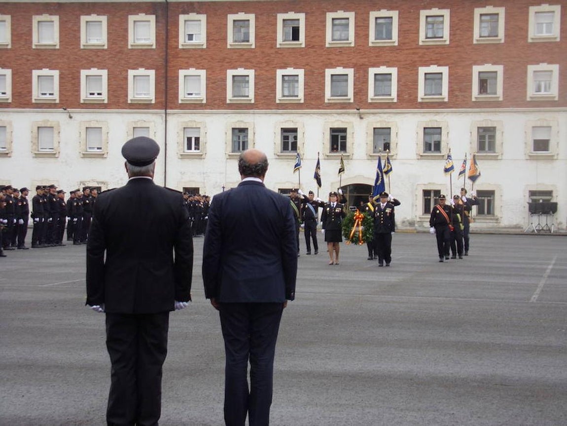 Los agentes han realizado una ofrenda floral en honor a los compañeros caídos en acto de servicio.. 