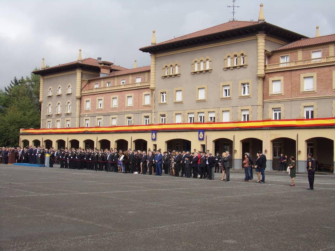 En imágenes: Emotivo acto por el Día de la Policía en Basauri, Vizcaya
