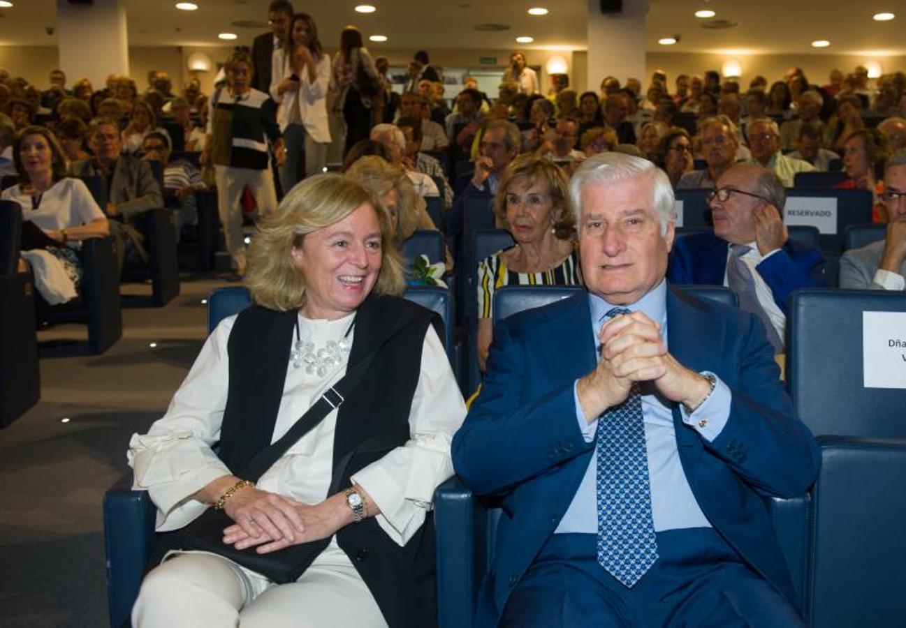 Catalina Luca de Tena, junto a Carlos Fitz-James Stuart, xix duque de Alba de Tormes. 