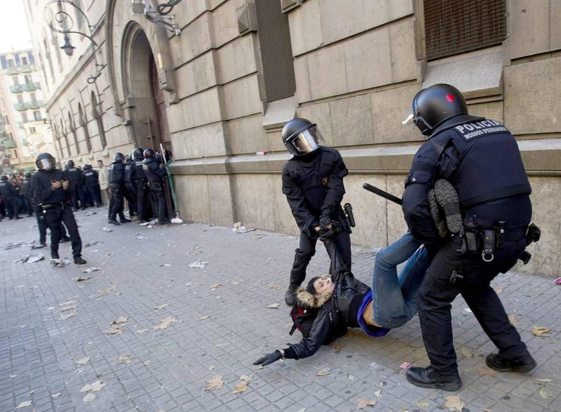 Carga contra los funcionarios de prisiones, en diciembre de 2011. 