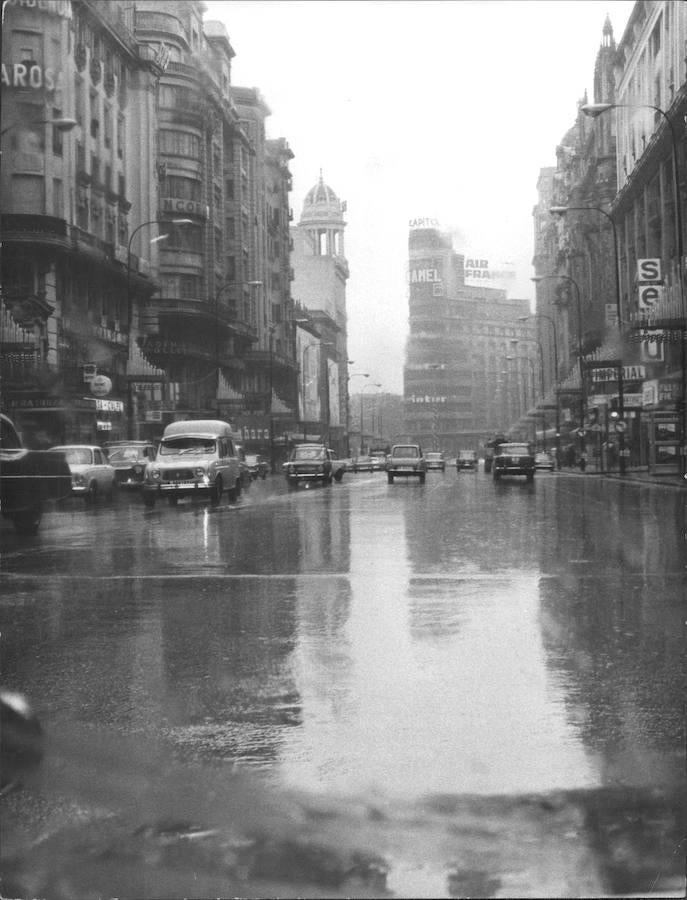 Vía de paso. La Gran Vía en 1971, durante un día lluvioso