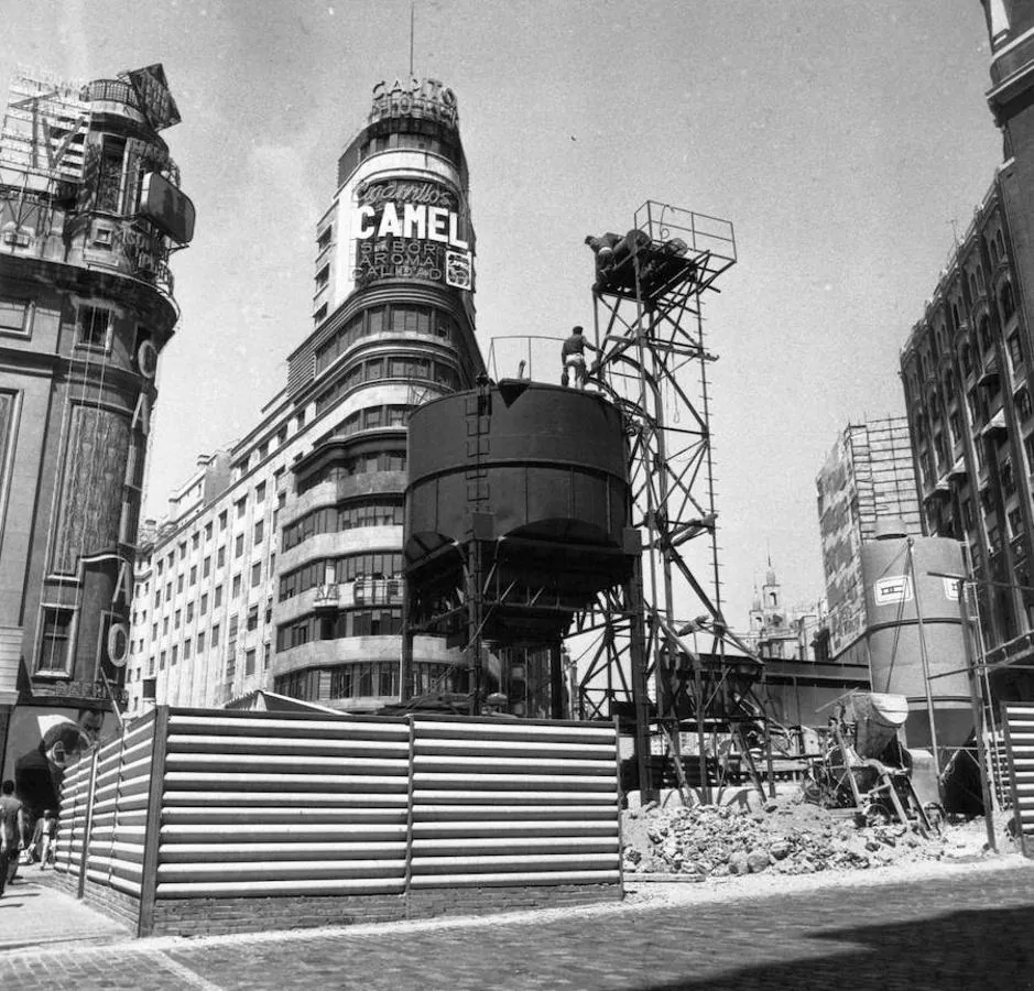 La Gran Vía en obras. Obras en la plaza de Callao, en 1963