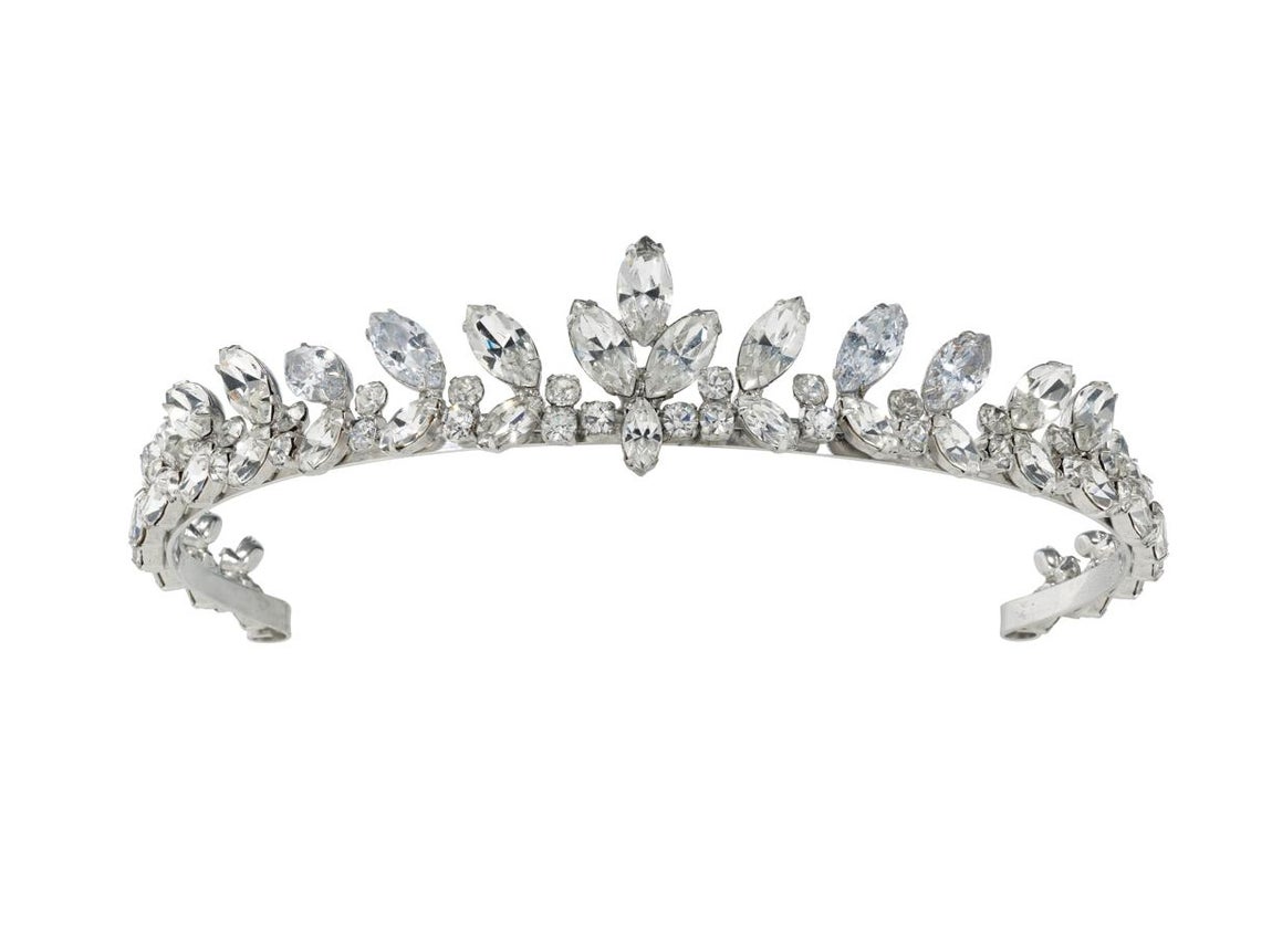 Tiara, 1959. La mejor corona posible para el modelo de Givenchy que Hepburn escogió para el estreno en Londres de «Historia de una monja». Causó tanto furor que se utilizó también en la película «Dos en la carretera»