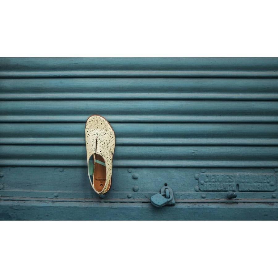 Un zapato de corte clásico con notas creativas