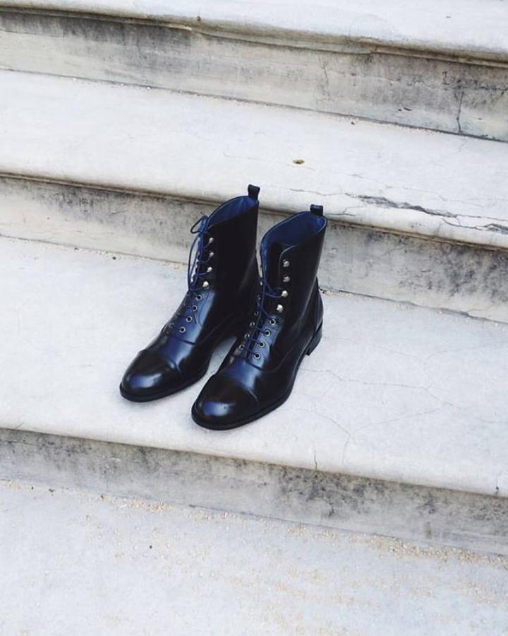 El calzado es de inspiración «british». La variedad es amplia, desde «college» «hasta snickers»