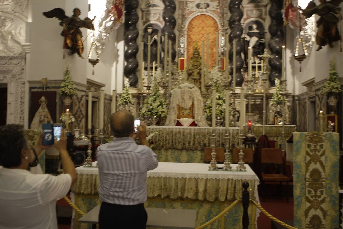 Los niños gaditanos llevan nardos a su Patrona