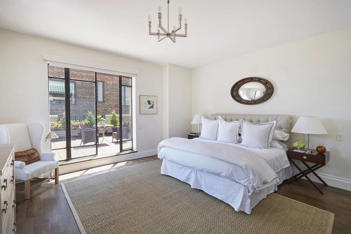 Dormitorio principal. La joya de la corona, desde la cama puede verse el amanecer neoyorkino en todo su esplendor. Es muy amplio y comunica con la terraza, un baño y un vestidor. Digno de toda una diva