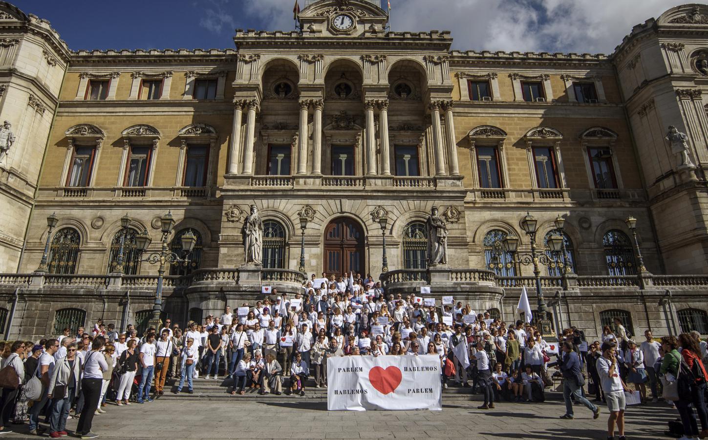 En Bilbao también se concentran bajo el lema «Hablemos». 