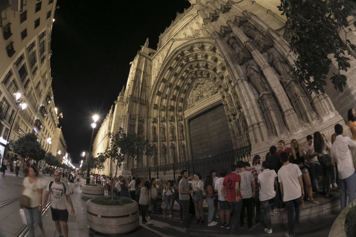 La VI Noche en Blanco en Sevilla reunió a numerosos sevillanos en torno a la cultura
