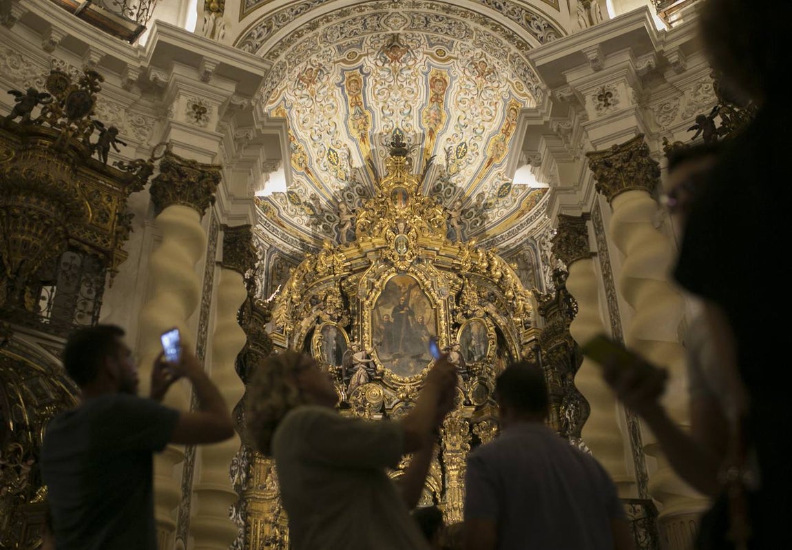 La VI Noche en Blanco en Sevilla reunió a numerosos sevillanos en torno a la cultura