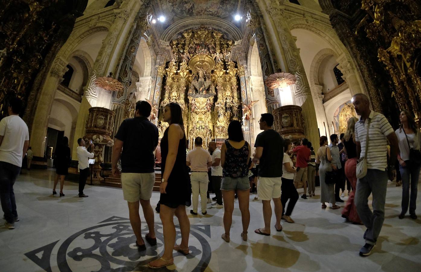 La VI Noche en Blanco en Sevilla reunió a numerosos sevillanos en torno a la cultura