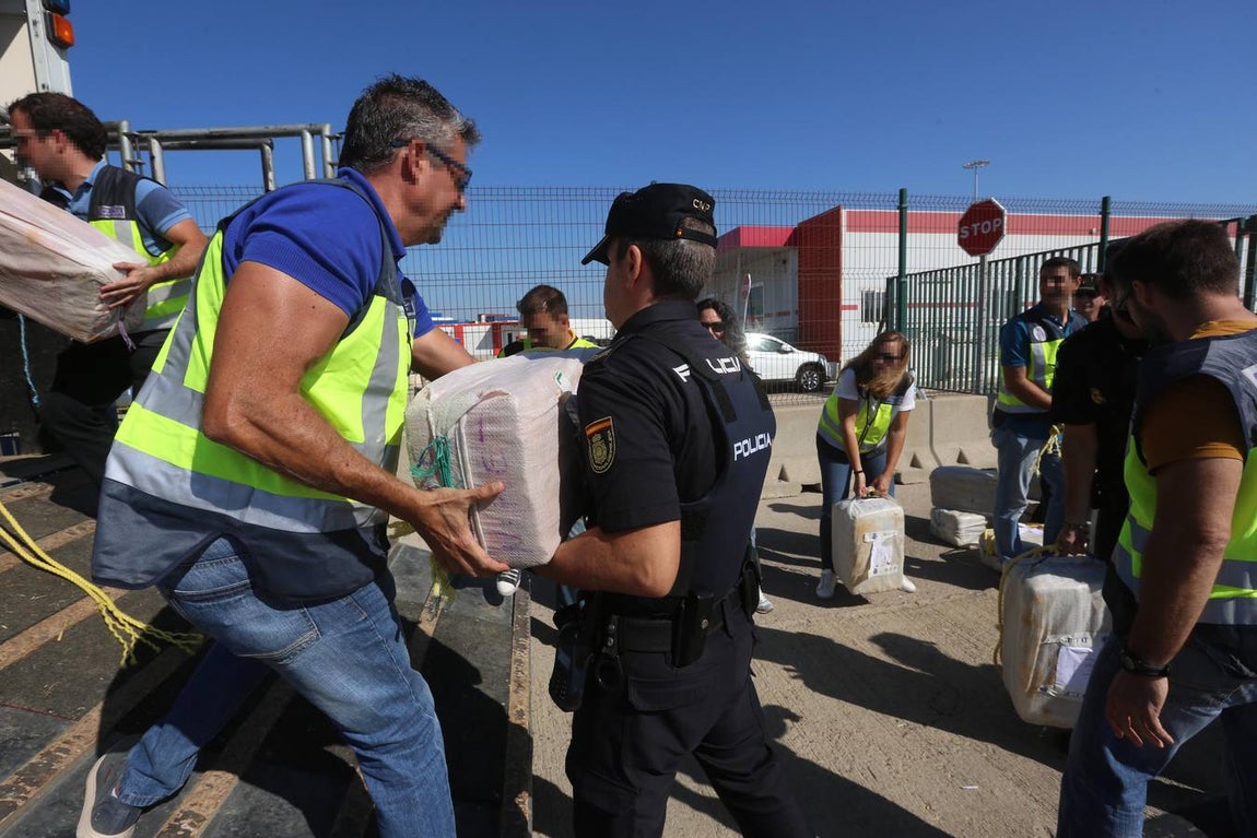 Descargan en Cádiz 3.700 kilos de cocaína