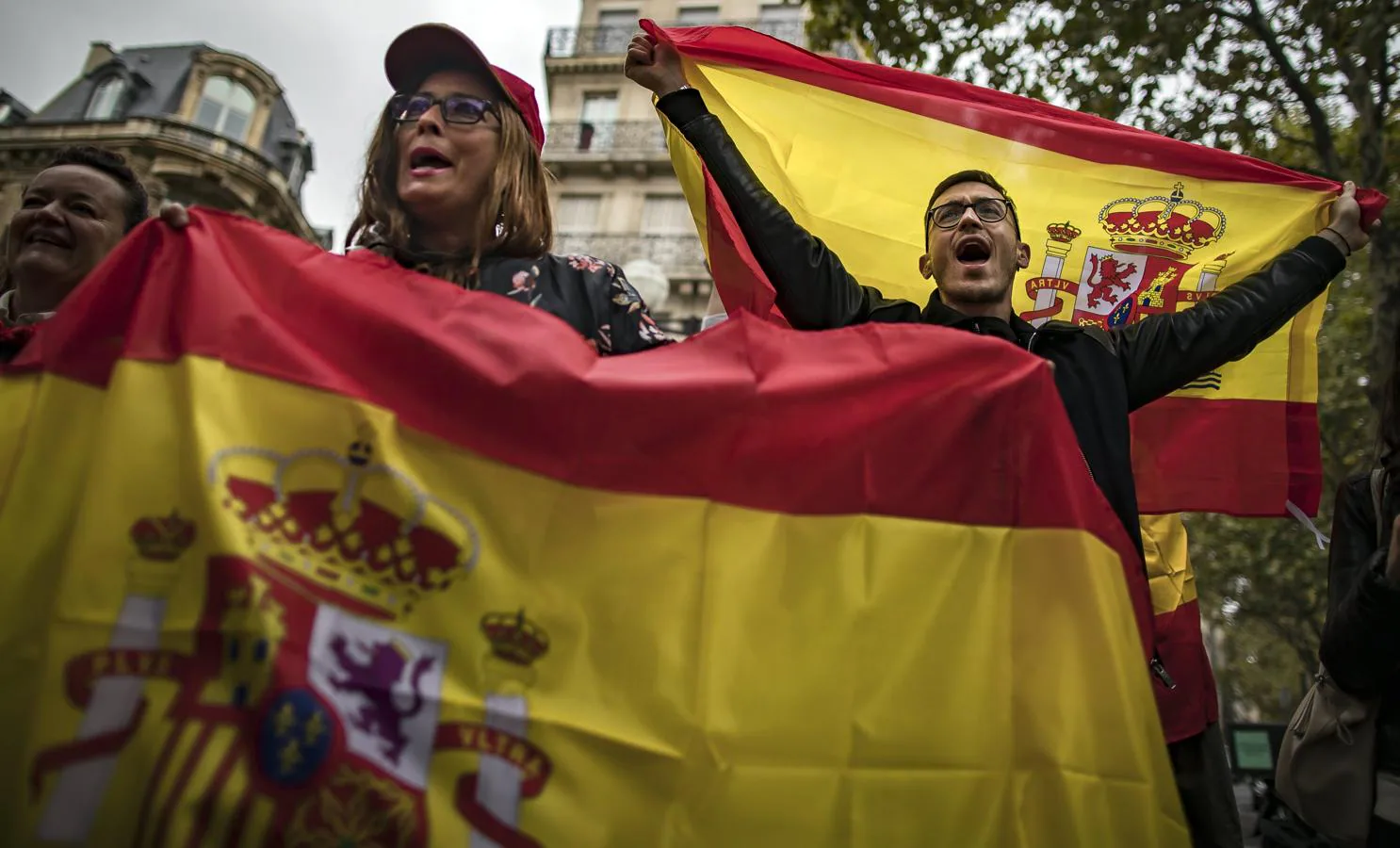 En las manifestaciones se ha coreado eslóganes como «Viva España y viva Cataluña», «No estáis solos» o «España, unida, jamás será vencida». 