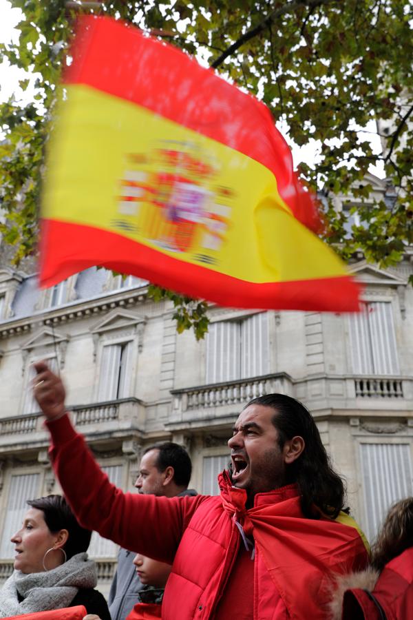 En las manifestaciones se ha coreado eslóganes como «Viva España y viva Cataluña», «No estáis solos» o «España, unida, jamás será vencida». 