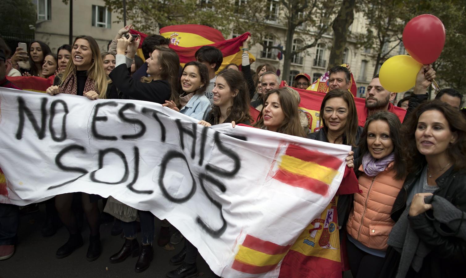 En las manifestaciones se ha coreado eslóganes como «Viva España y viva Cataluña», «No estáis solos» o «España, unida, jamás será vencida». 