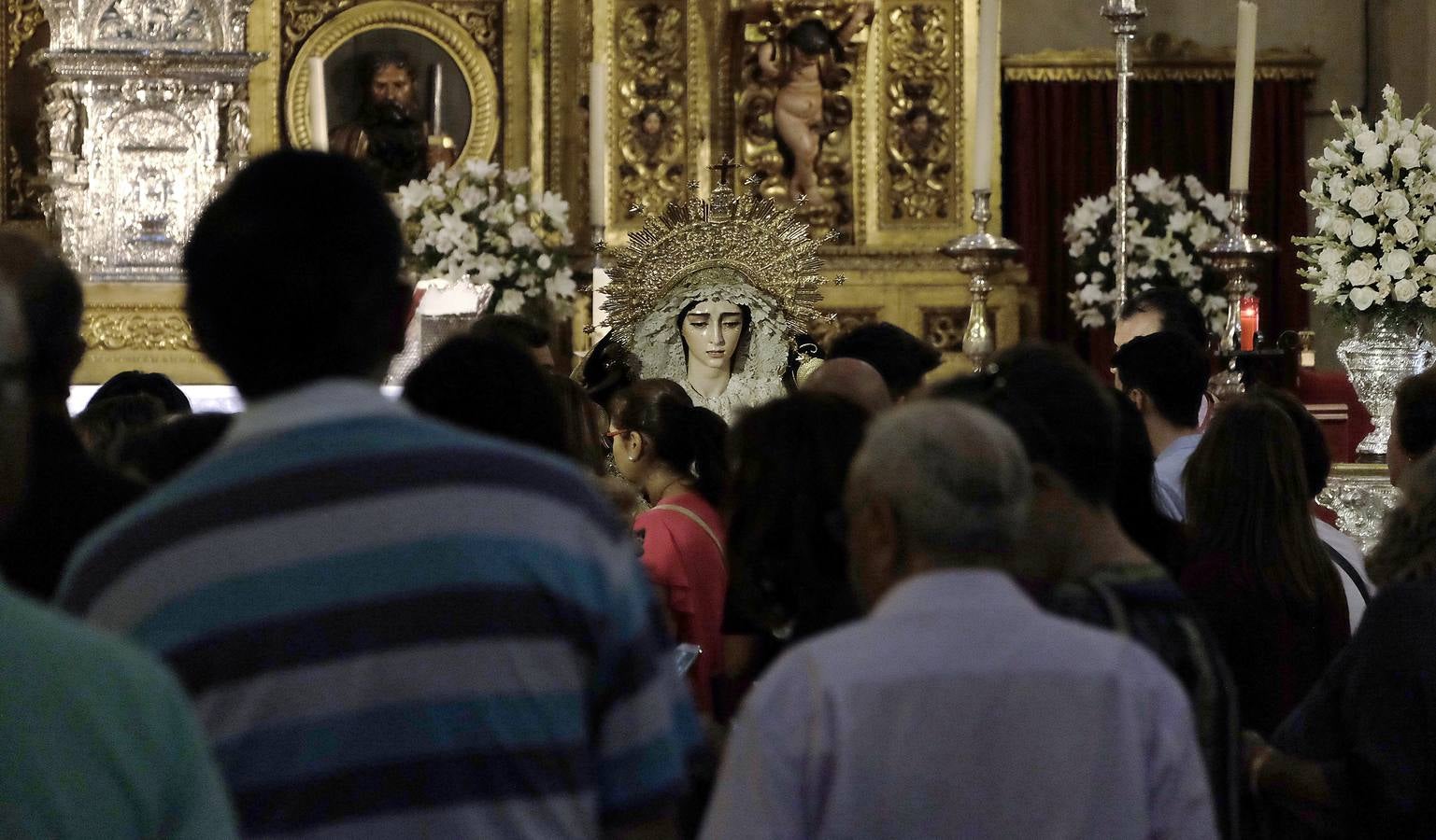 La Virgen de la Salud de San Gonzalo en la parroquia del Sagrario en besamanos