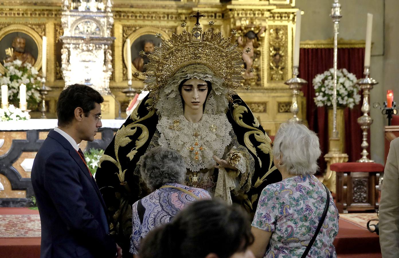 La Virgen de la Salud de San Gonzalo en la parroquia del Sagrario en besamanos