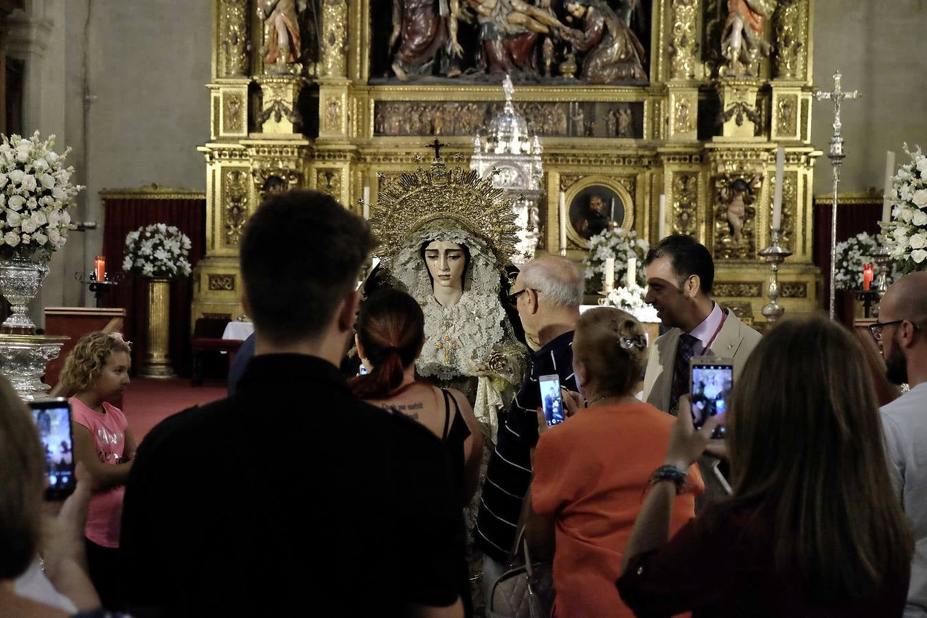 La Virgen de la Salud de San Gonzalo en la parroquia del Sagrario en besamanos