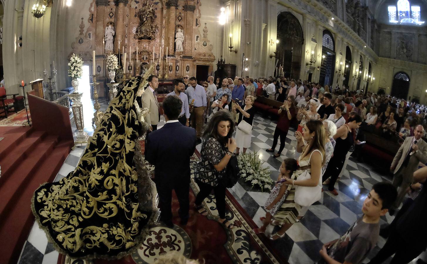 La Virgen de la Salud de San Gonzalo en la parroquia del Sagrario en besamanos