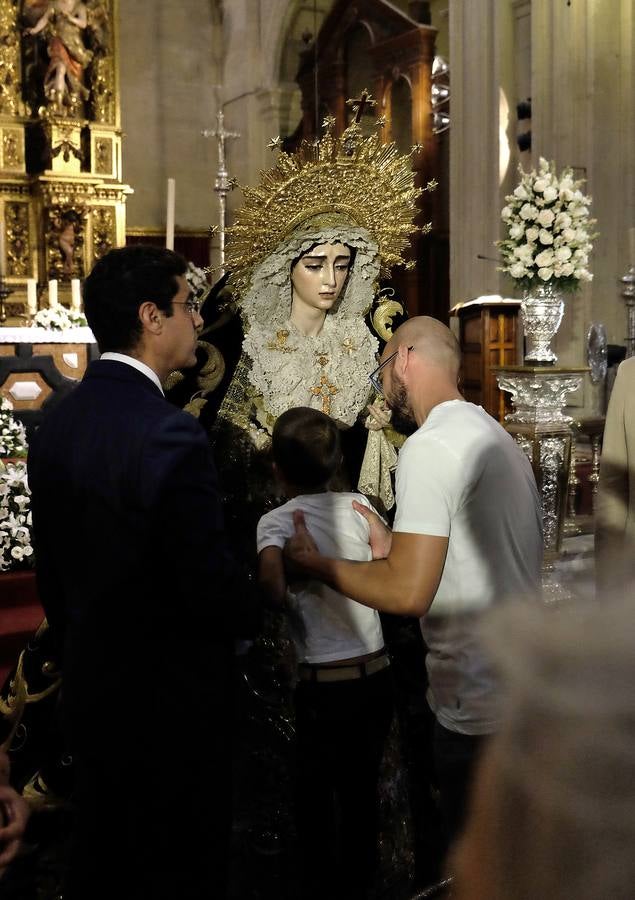 La Virgen de la Salud de San Gonzalo en la parroquia del Sagrario en besamanos