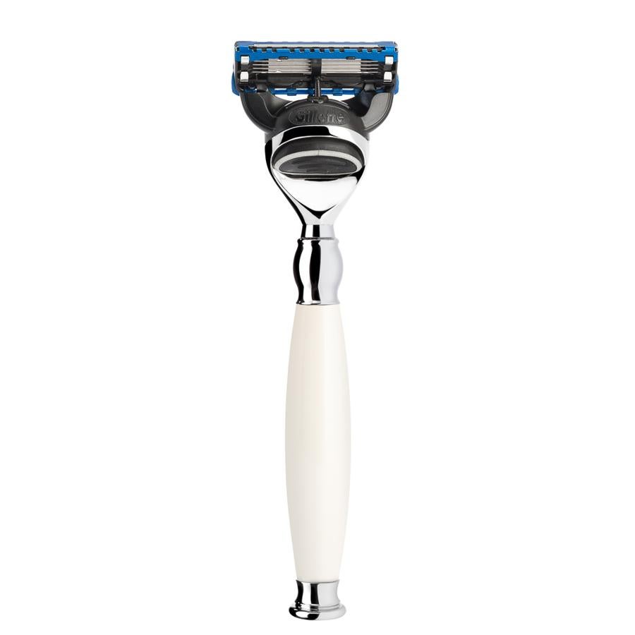 Cuchilla de afeitar Sophist. La más elegante. Cuenta con cinco hojas compatibles con Gillette Fusion. Su estructura es de porcelana china blanca y tiene elementos de metal cromado. Las cuchillas están disponibles en tiendas de todo el mundo, es perfecta para viajeros y ejecutivos y cuesta 145 euros
