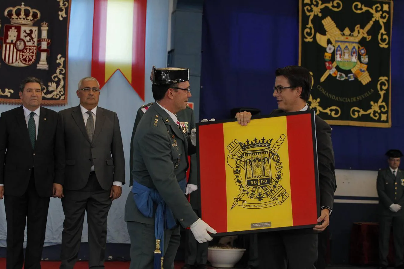 El director del colegio Tabladilla recibe la mención de la Guardia Civil