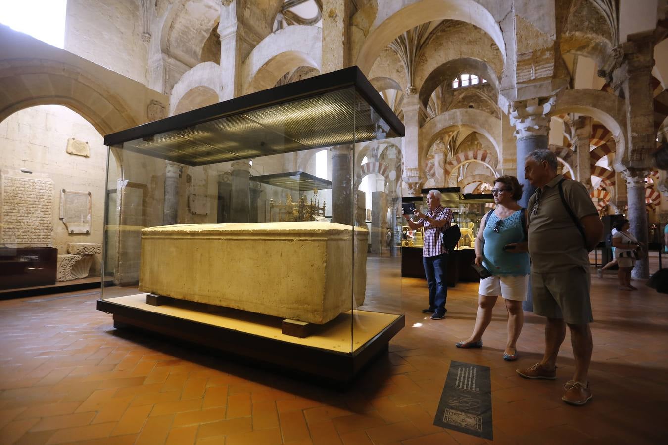 Recorrido en imágenes por el arte funerario de la Mezquita-Catedral