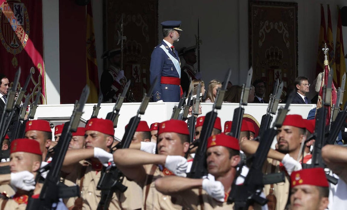Los Reyes Felipe y Letizia, y sus hijas, la princesa Leonor y la infanta Sofía, presiden el desfile del Día de la Fiesta Nacional (EFE). 
