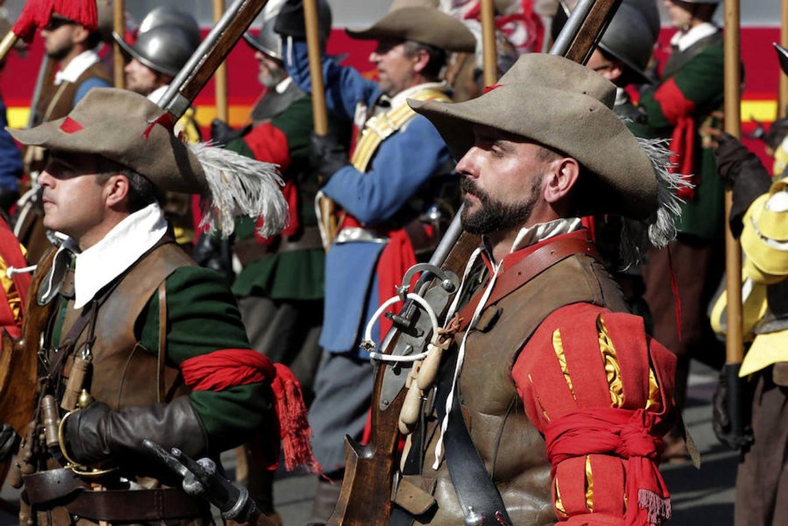 Unidad que representa el llamado Camino Español, corredor de mil km abierto por Los Tercios entre Milán y los Países Bajos, durante el desfile del Día de la Fiesta Nacional (EFE). 