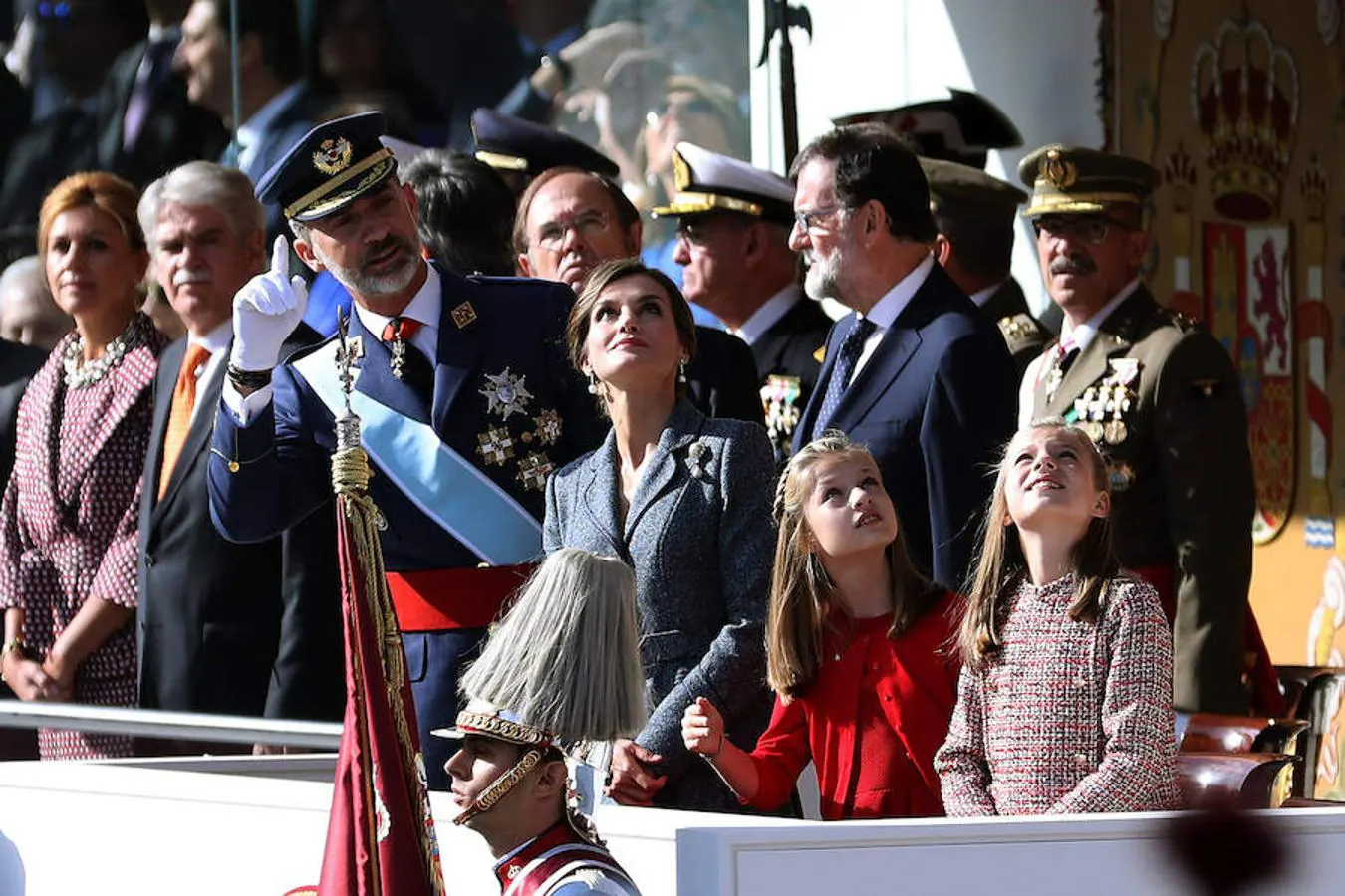 Los Reyes y sus hijas, la princesa de Asturias y la infanta Sofía, observan la exhibición aérea, durante el desfile del Día de la Fiesta Nacional (EFE). 
