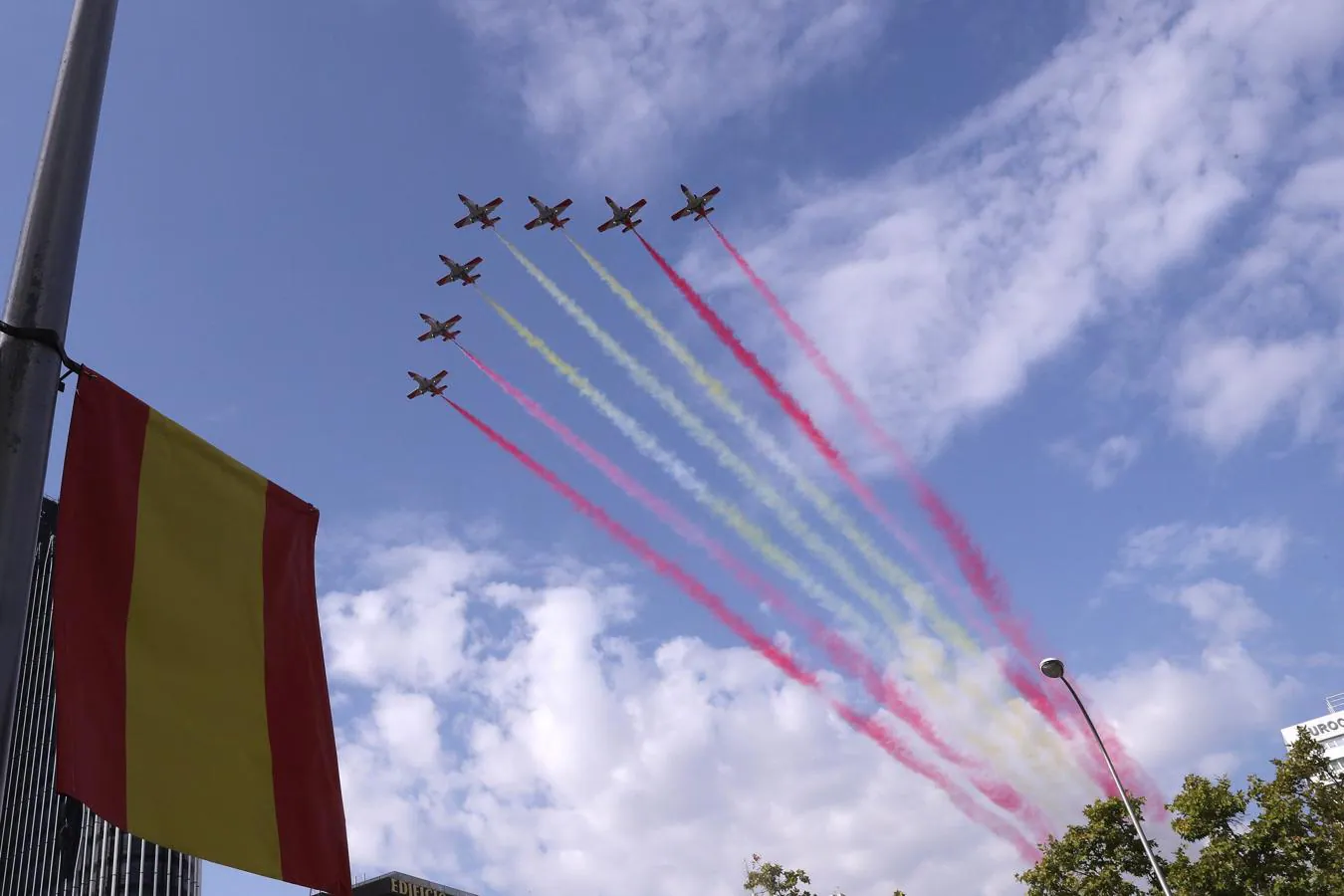 La Patrulla Águila pinta el cielo de Madrid con los colores de la bandera española durante el desfile del Día de la Fiesta Nacional (EFE). 