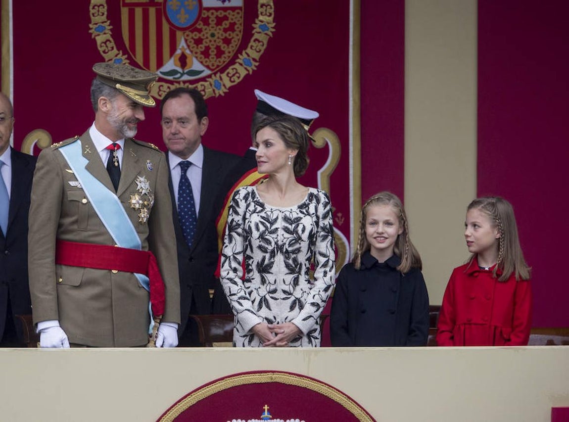 El año pasado, la Reina optó por un abrigo vestido en tweed blanco roto, bordado a mano en cristal de georgette negro que le quedaba como un guante. 