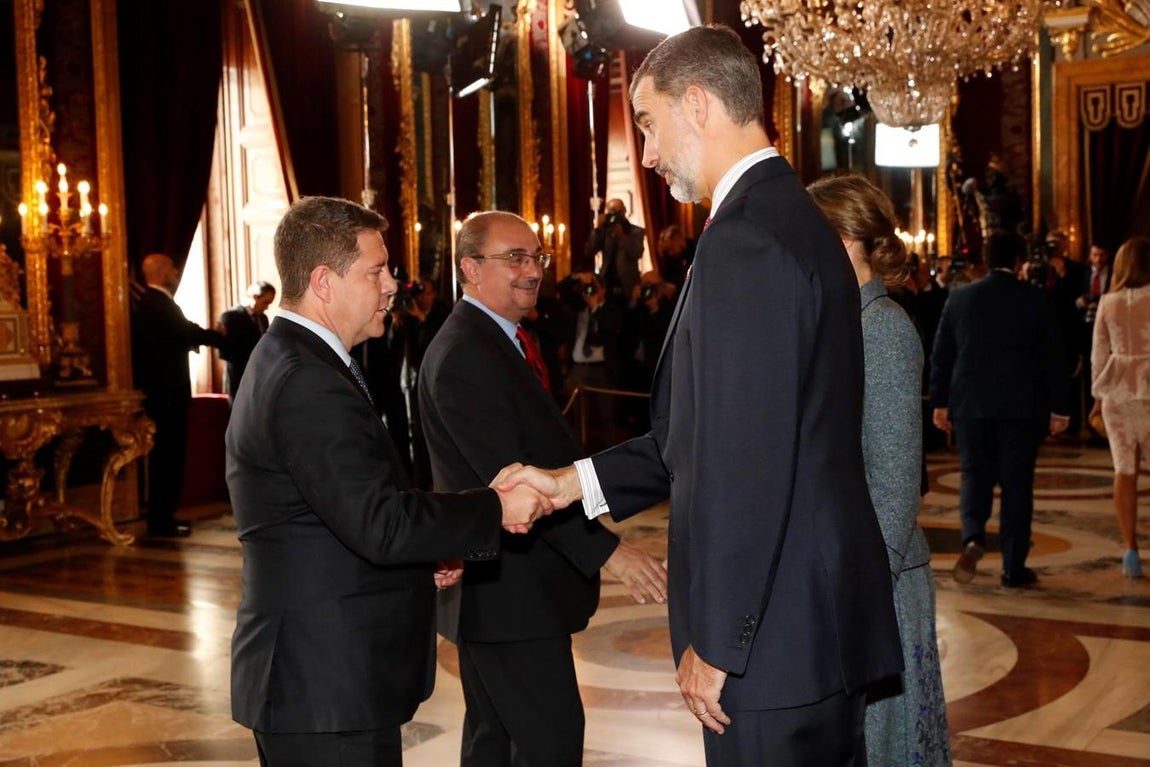 El presidente de Castilla-La Mancha, Emiliano García-Page, saludo a Felipe VI tras el desfile de las fuerzas armadas en Madrid. 